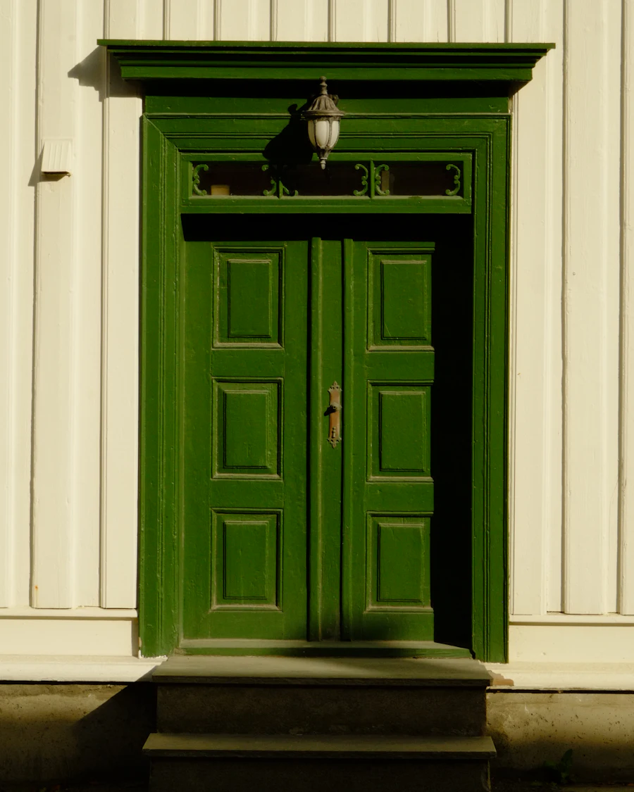 Groen geschilderde dubbele voordeur met bovenlicht