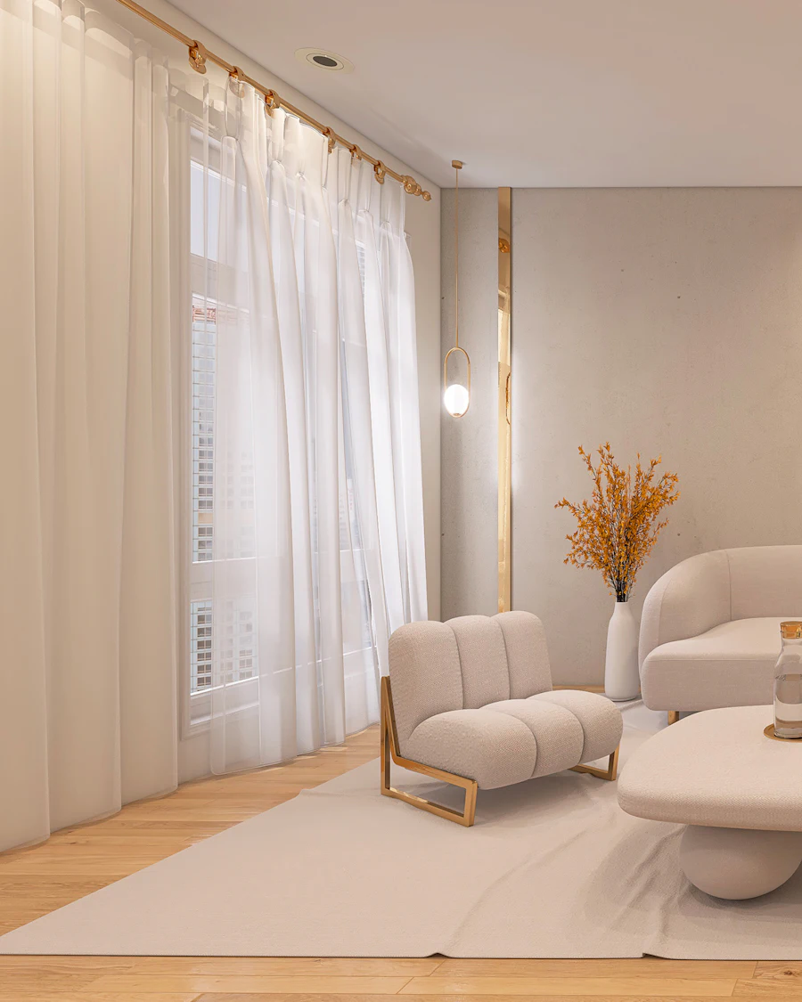 Lichte woonkamer met crèmewitte wanden en plafond